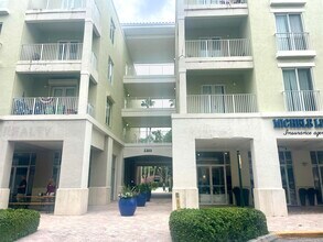 Building Photo - 1203 Town Center Dr