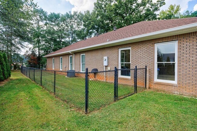 Building Photo - 390 Alpine Dr