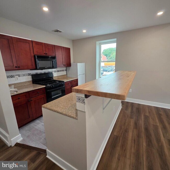 Building Photo - 2217 Spring Garden St