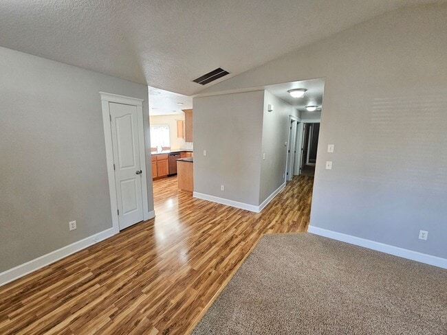 Building Photo - 917 N Cascade Dr