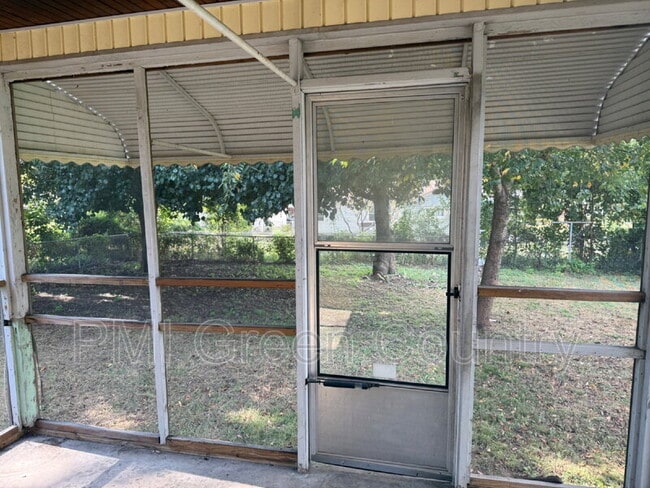 Building Photo - 1214 N Quanah Ave