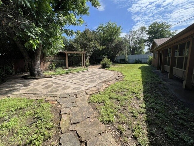 Building Photo - Spacious 3 Bedroom, 2 Full Bath Home Located in SW Ft. Worth!