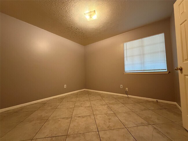 Building Photo - 19730 Cozy Cabbin Dr