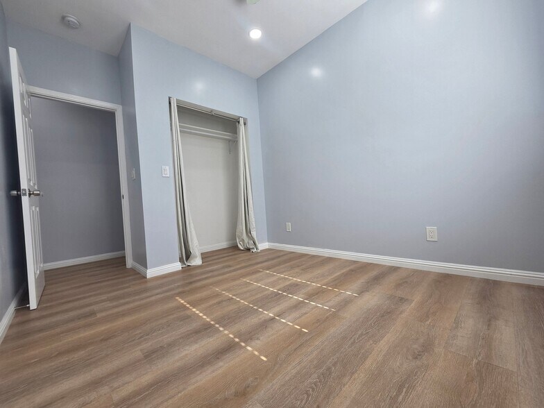 Building Photo - 1715 W 64th St