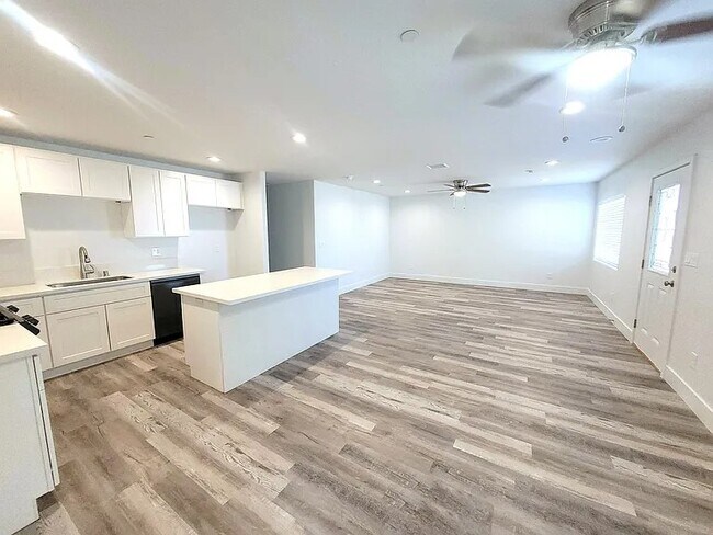 Building Photo - 7332 Poppy Blvd