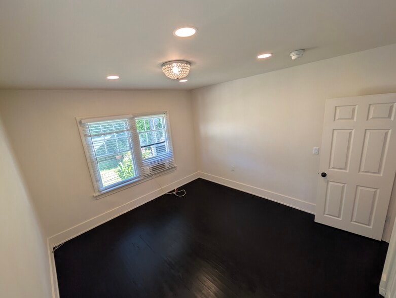 Building Photo - 849 N West Knoll Dr