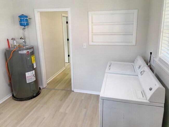 Building Photo - 411 W 35th St