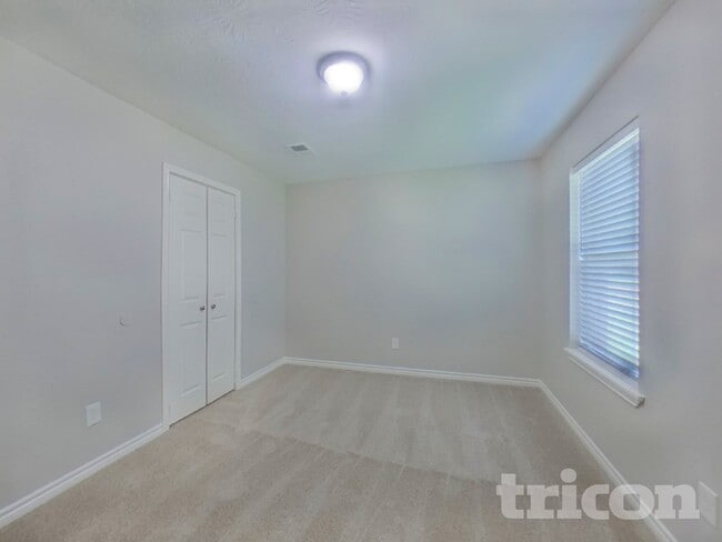 Building Photo - 729 Forest Ln Dr