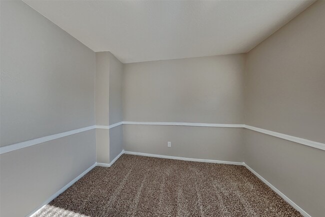 Building Photo - 6807 River Ml Dr