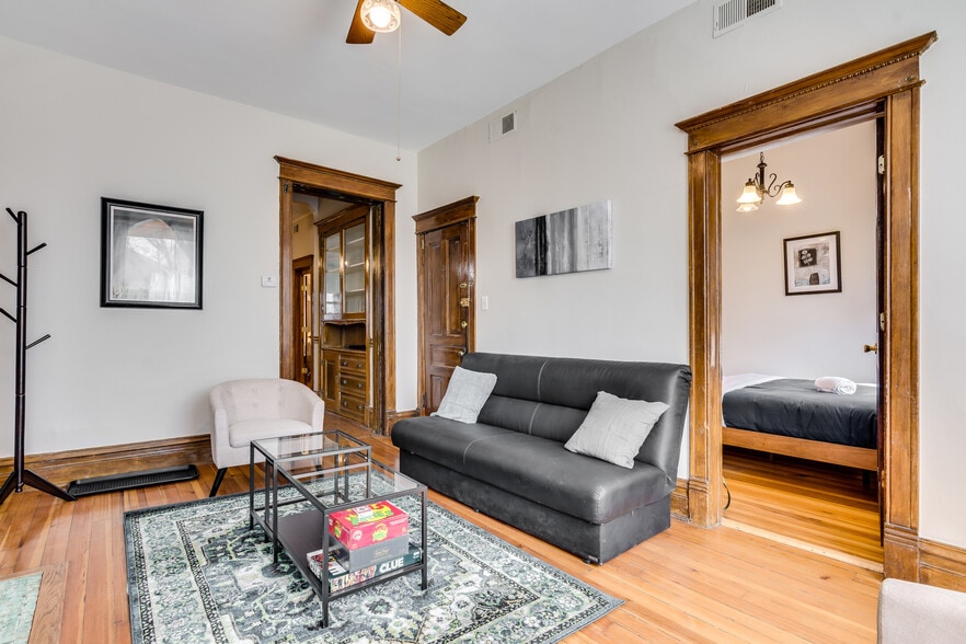 Living room - 1648 N Oakley Ave