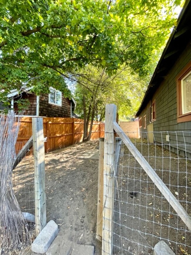 Building Photo - Westside Rustic Bungalow close to Drake Pa...