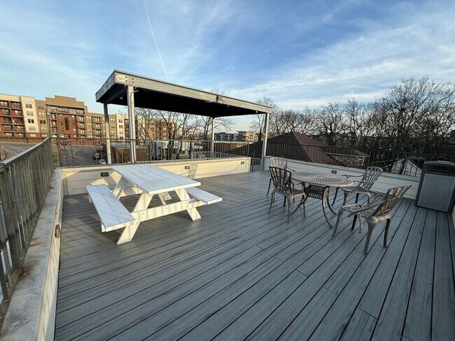 Building Photo - Modern 2 Bedroom Condo in the Heart of Melrose