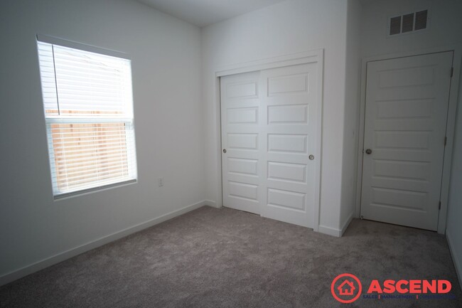 Building Photo - Stunning 3 Bedroom Home Near Liberty Highs...