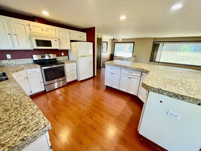 Building Photo - Sprawling 5bd/3bath Split-Level Home | Sto...