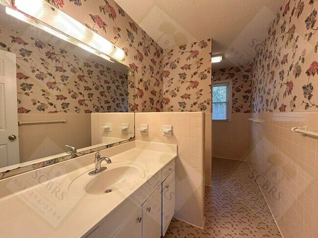 Building Photo - SE Columbia - 3 bedroom, 2 bath clean single story