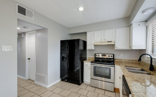 Building Photo - 5806 Rue Royale