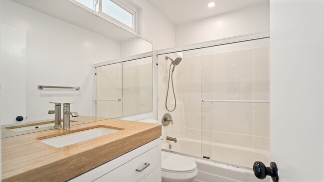 Building Photo - Larkspur Duplex