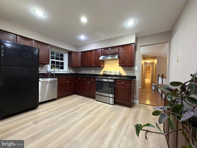 Building Photo - 7684 Green Garland Dr