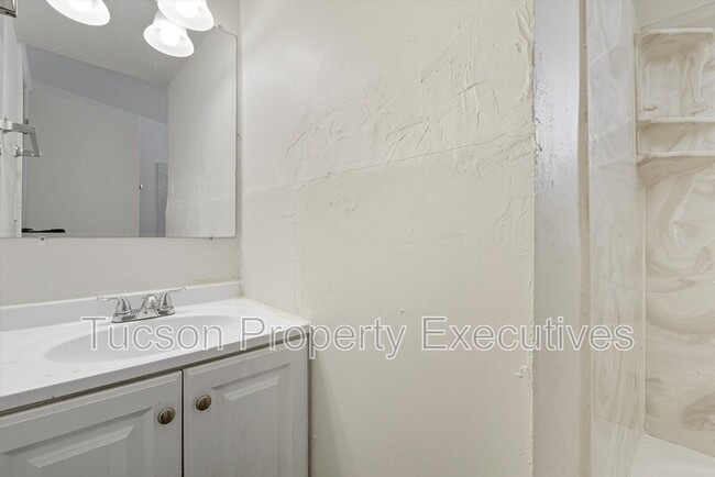 Building Photo - 1662 N Beverly Ave