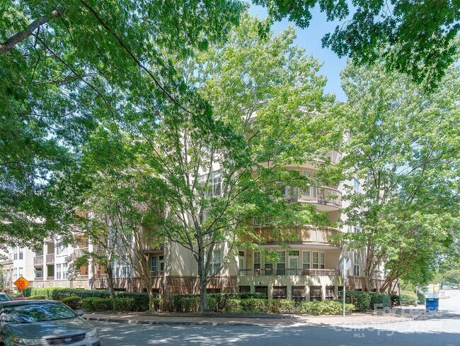 Building Photo - 405 W 7th St