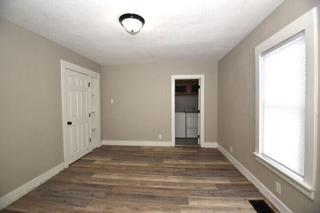 Building Photo - Mishawaka Near Parks and the Riverwalk 2 bedroom