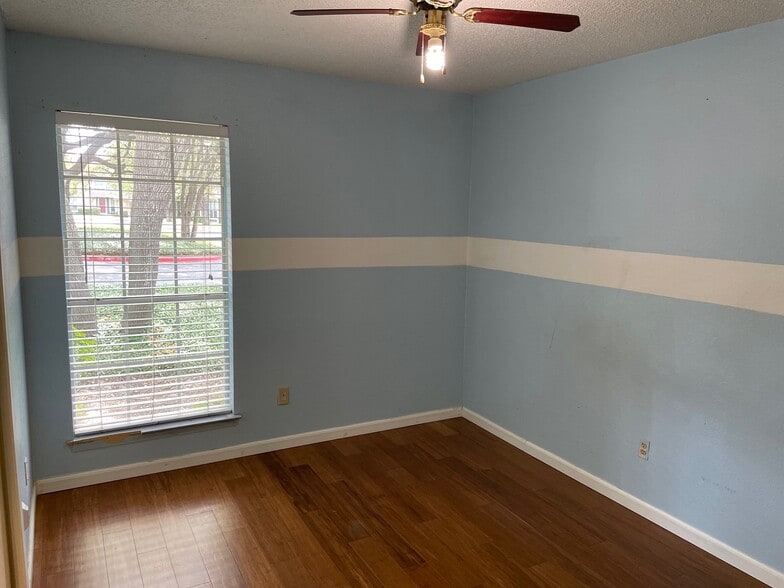 Building Photo - 1015 E Yager Ln