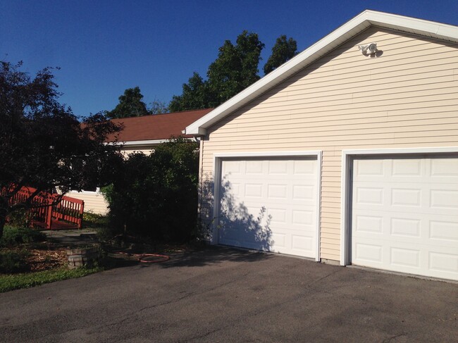 Oversized two car garage - 20 Peregrine Way