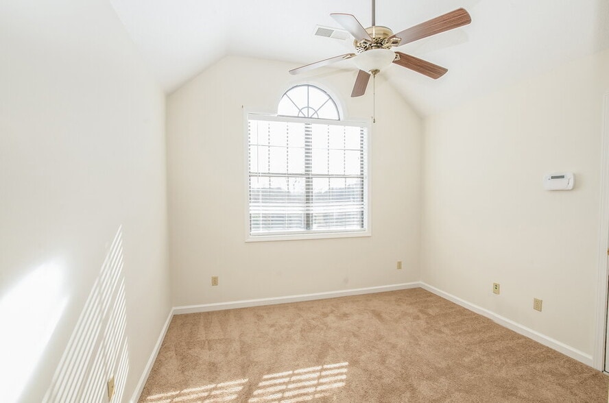 Building Photo - 8562 Shingle Oaks Dr