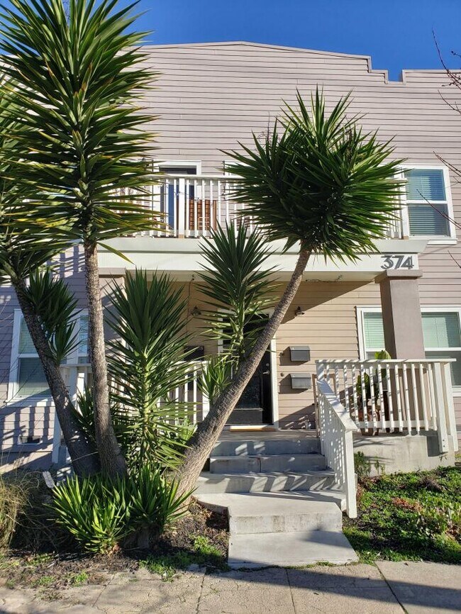 Building Photo - 2 bedroom in Oakland CA 94609