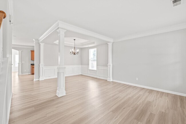 Building Photo - Move-in Ready (Fresh Paint, New Carpet!)
