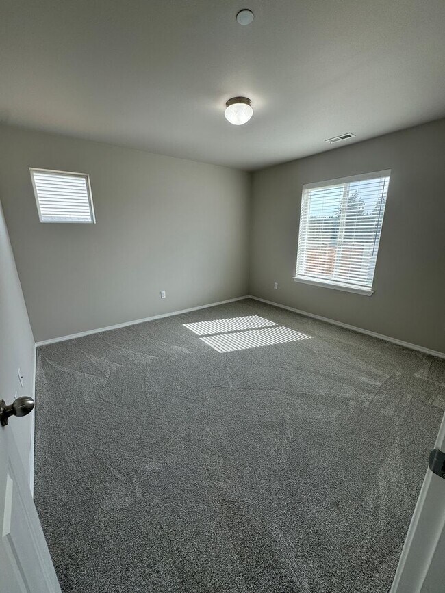 Building Photo - 1163 Swan Loop