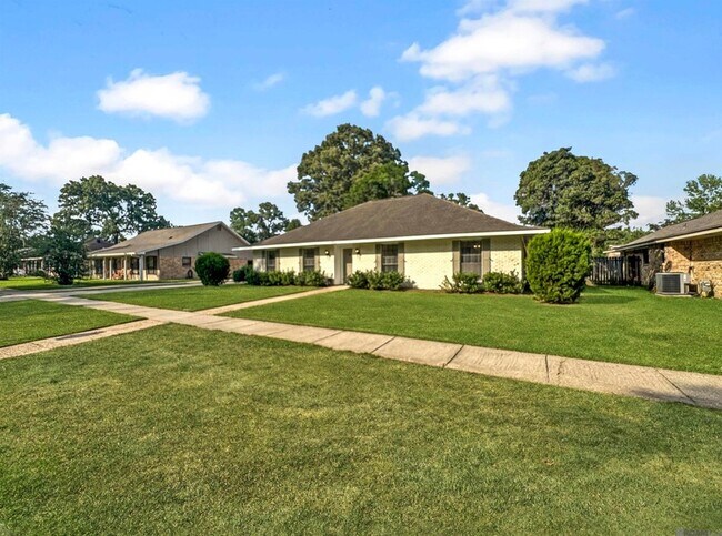 Building Photo - 4941 Pine Hill Dr