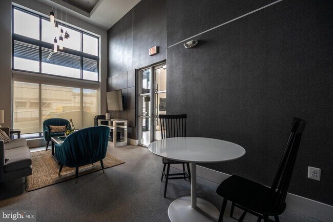 Building Photo - 989 S Buchanan St