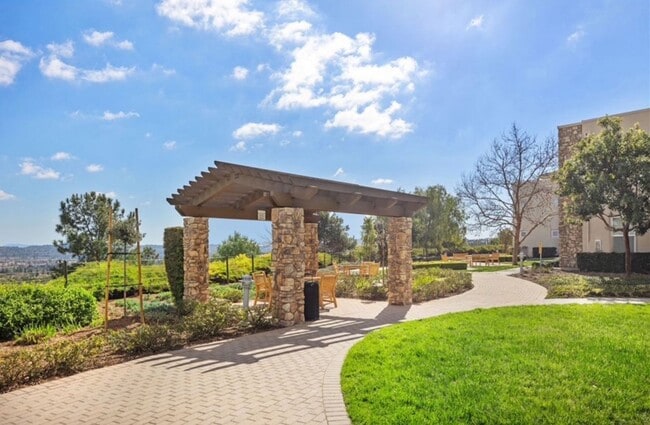 Building Photo - $3995.00 / 1600 sq.ft - 3 bdrm/2.5 bth Van...