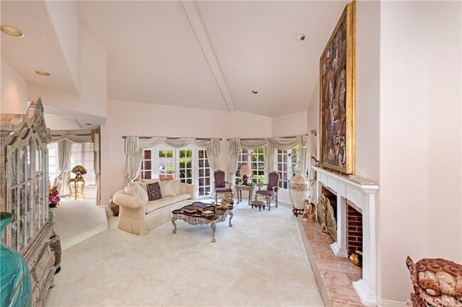 Building Photo - 6 South Peak