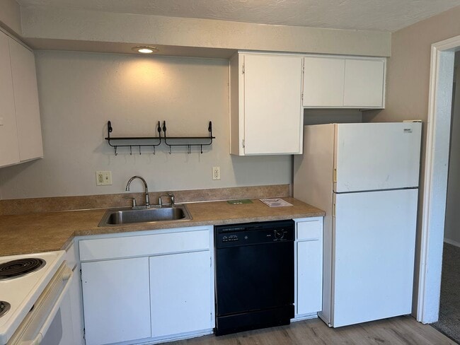 Building Photo - Updated 2 bed 1 bath dulpex in Springfield!