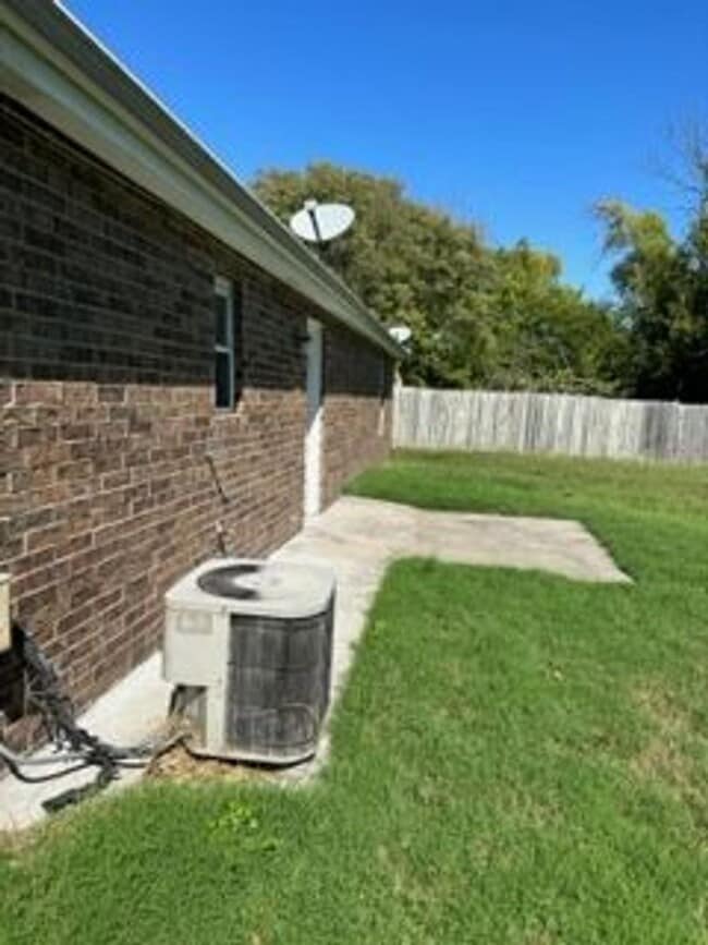 Building Photo - 3 Bed/1.5 Bath Home in Lees Summit!