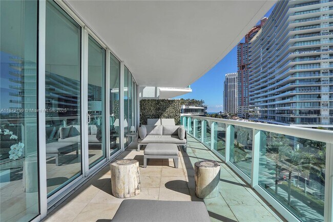 Building Photo - 1000 South Pointe Dr