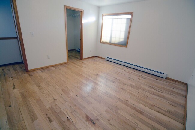 Building Photo - Midtown 3 Bed Condo with Bridger Views