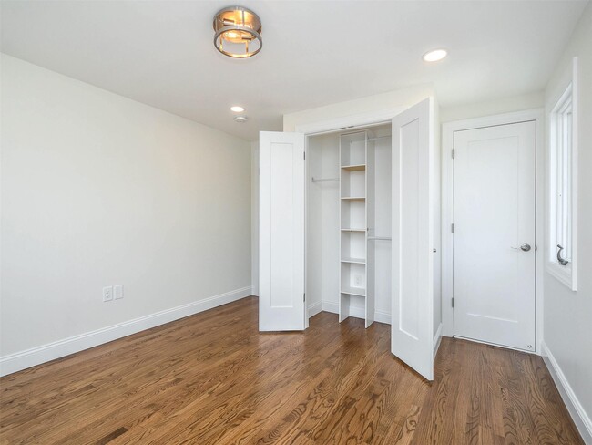 Building Photo - 50 Graywood Rd