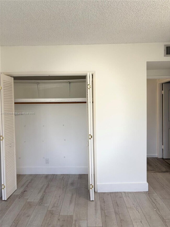 Building Photo - 4200 Hillcrest Dr