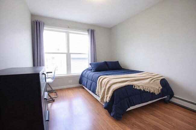 Building Photo - 605 S Aurora St