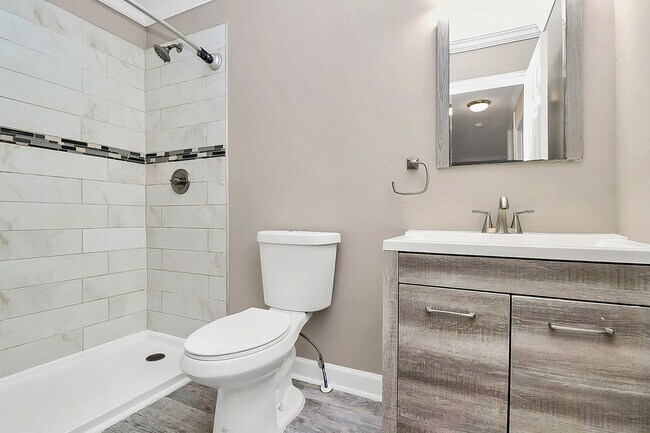 Building Photo - Adorable Modern 2 Bedroom Duplex!