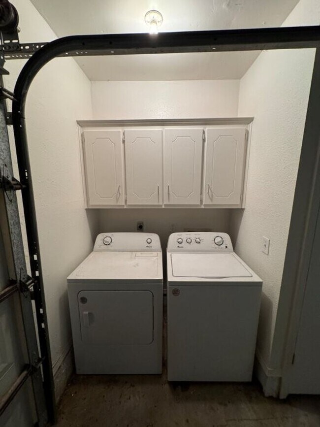 Building Photo - $300 0ff your move in for October 1st! All...