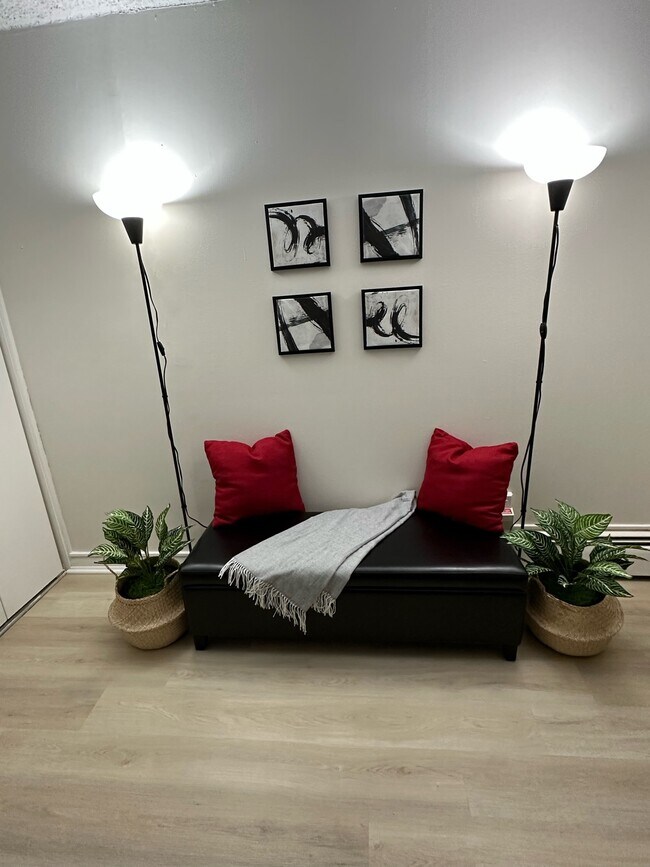 Building Photo - 1030 E Lancaster Ave