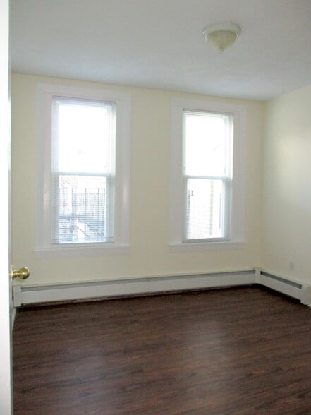 Building Photo - 2 Central St