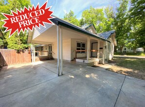 Building Photo - 3 Bed, 2 Bath 1 block from CWU