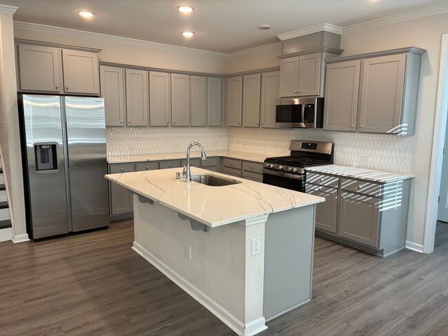 Building Photo - Room in House on Hopper Cir