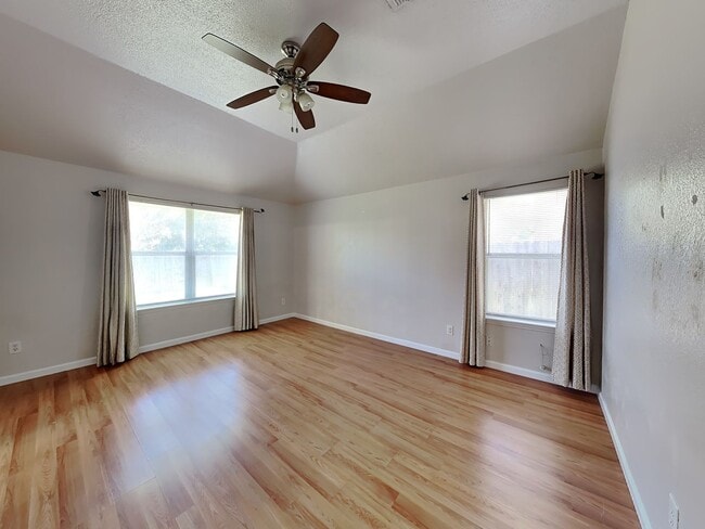 Building Photo - MOVE IN READY NOW! CHECK IT OUT!
