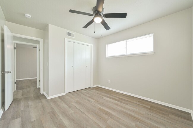Building Photo - 1021 W Woodcrest Dr